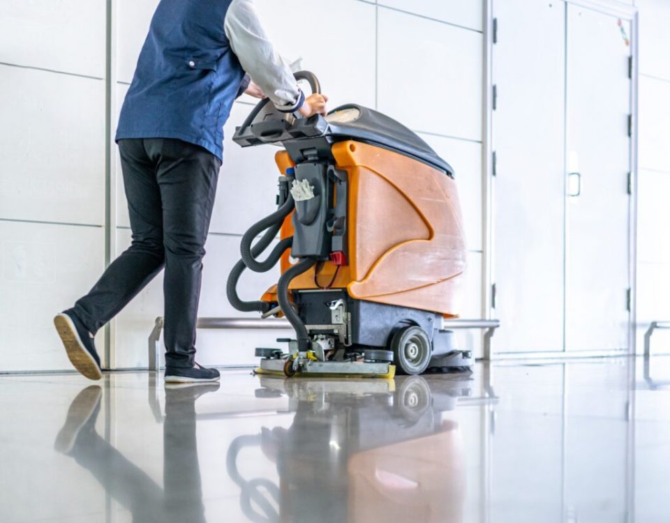 Suggerimenti su come installare e sostituire in modo sicuro le batterie della lavasciuga pavimenti