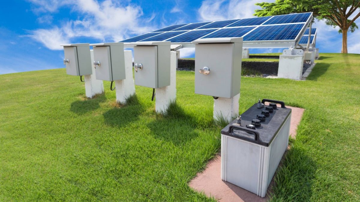 A combinação perfeita entre as baterias de lítio e os painéis solares